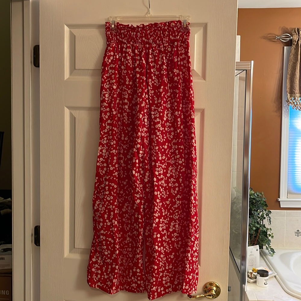 Floral Paperbag Waist Wide Leg Pants
Color: Red and White. NEW without tags